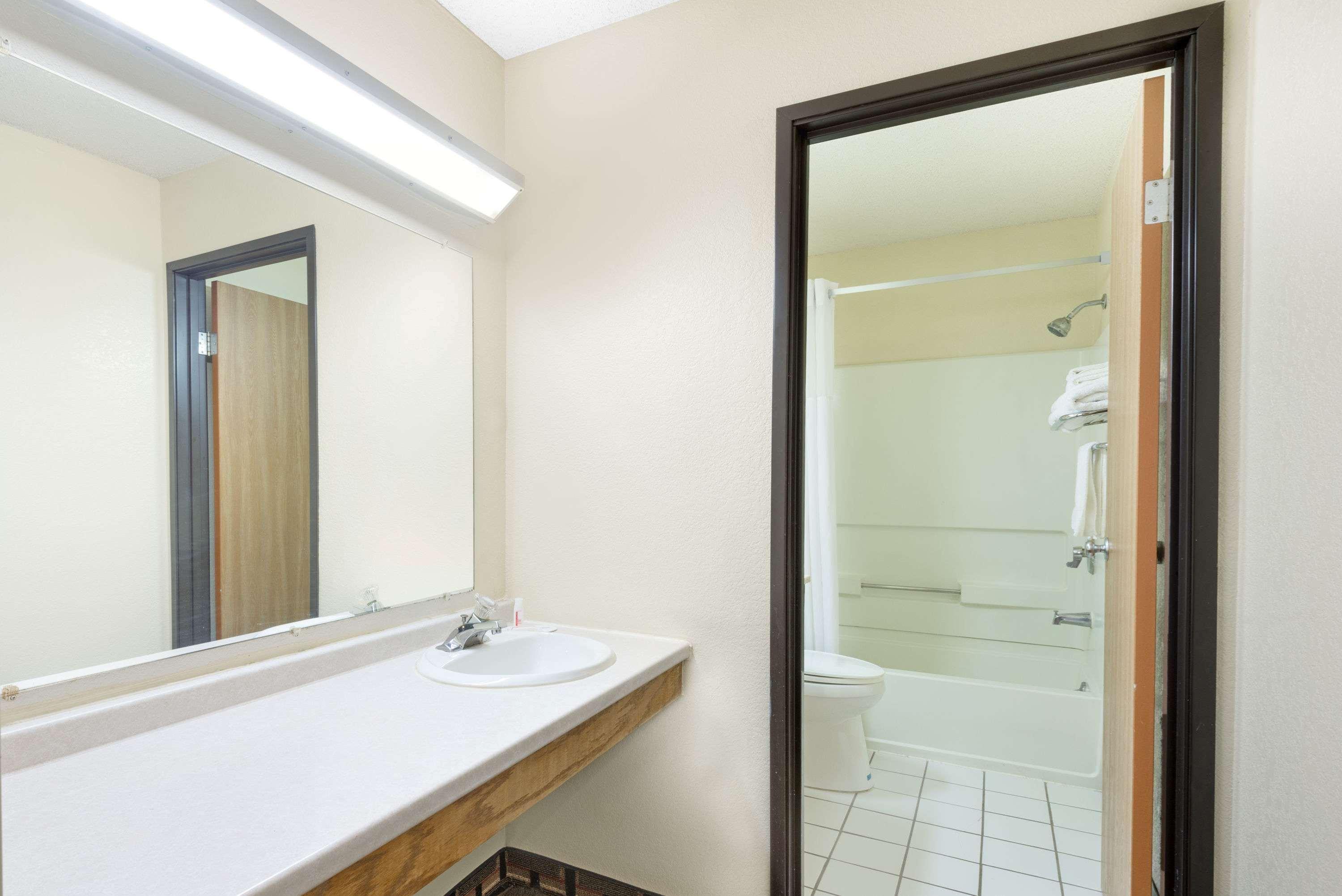 Super 8 By Wyndham Kent/Akron Area Bagian luar foto