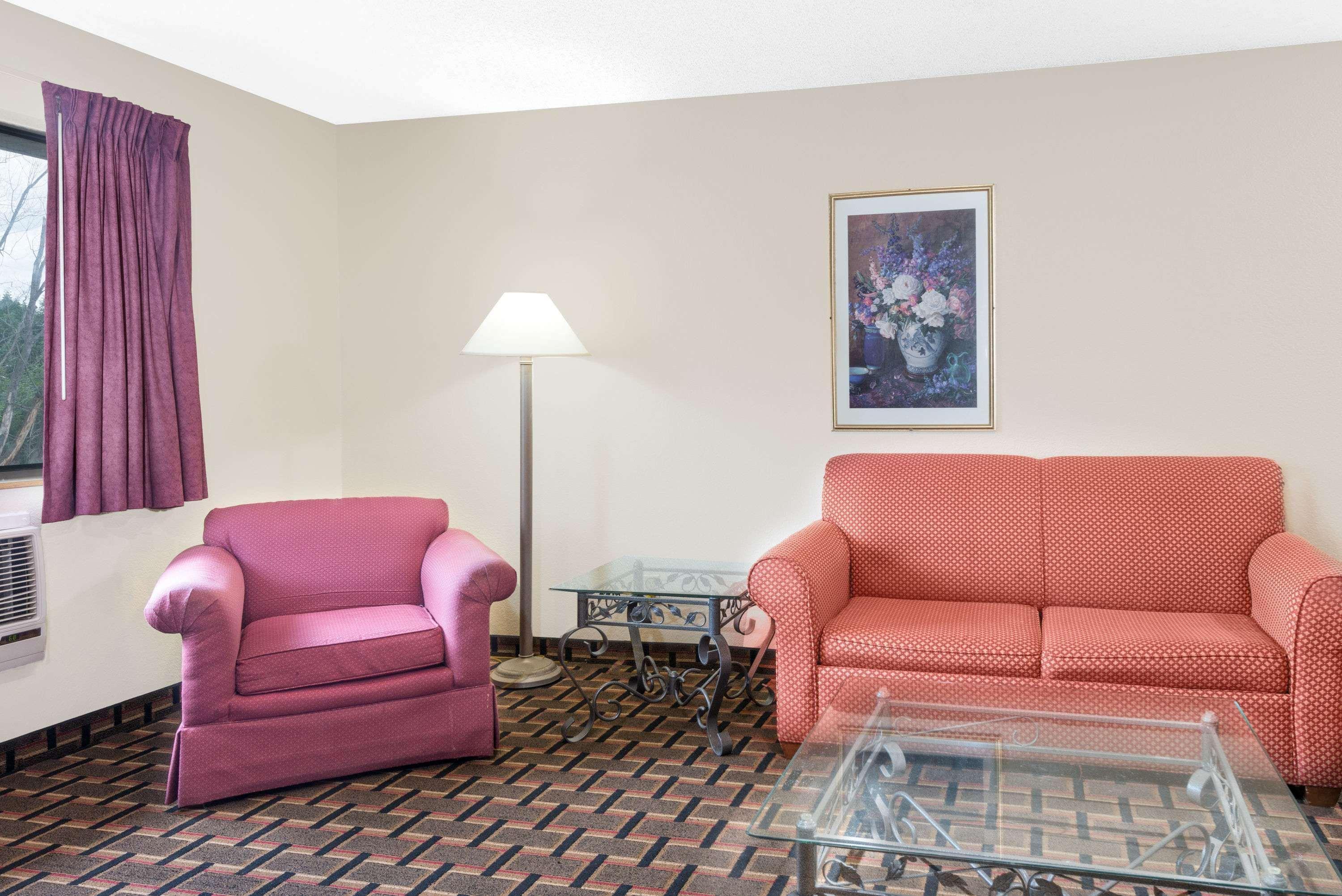 Super 8 By Wyndham Kent/Akron Area Bagian luar foto