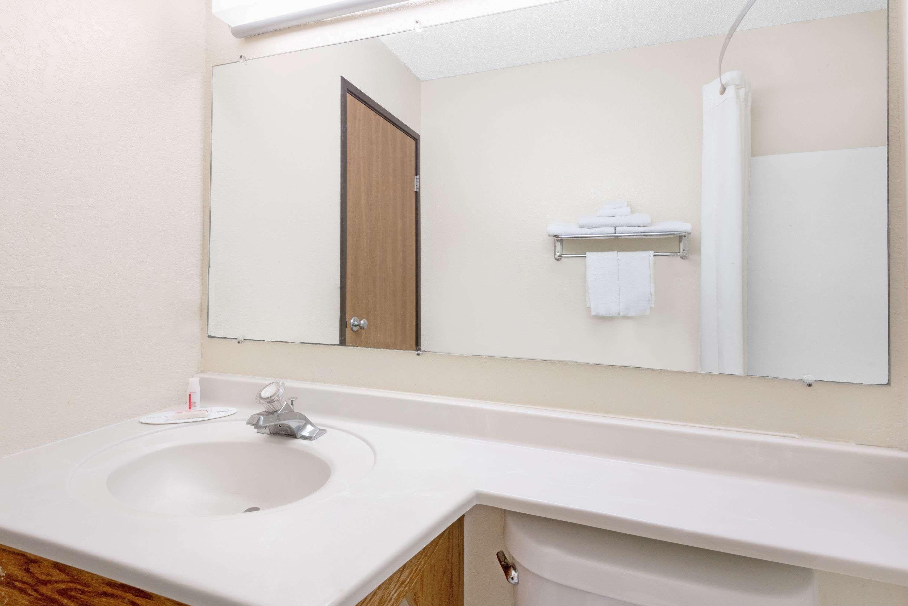 Super 8 By Wyndham Kent/Akron Area Bagian luar foto