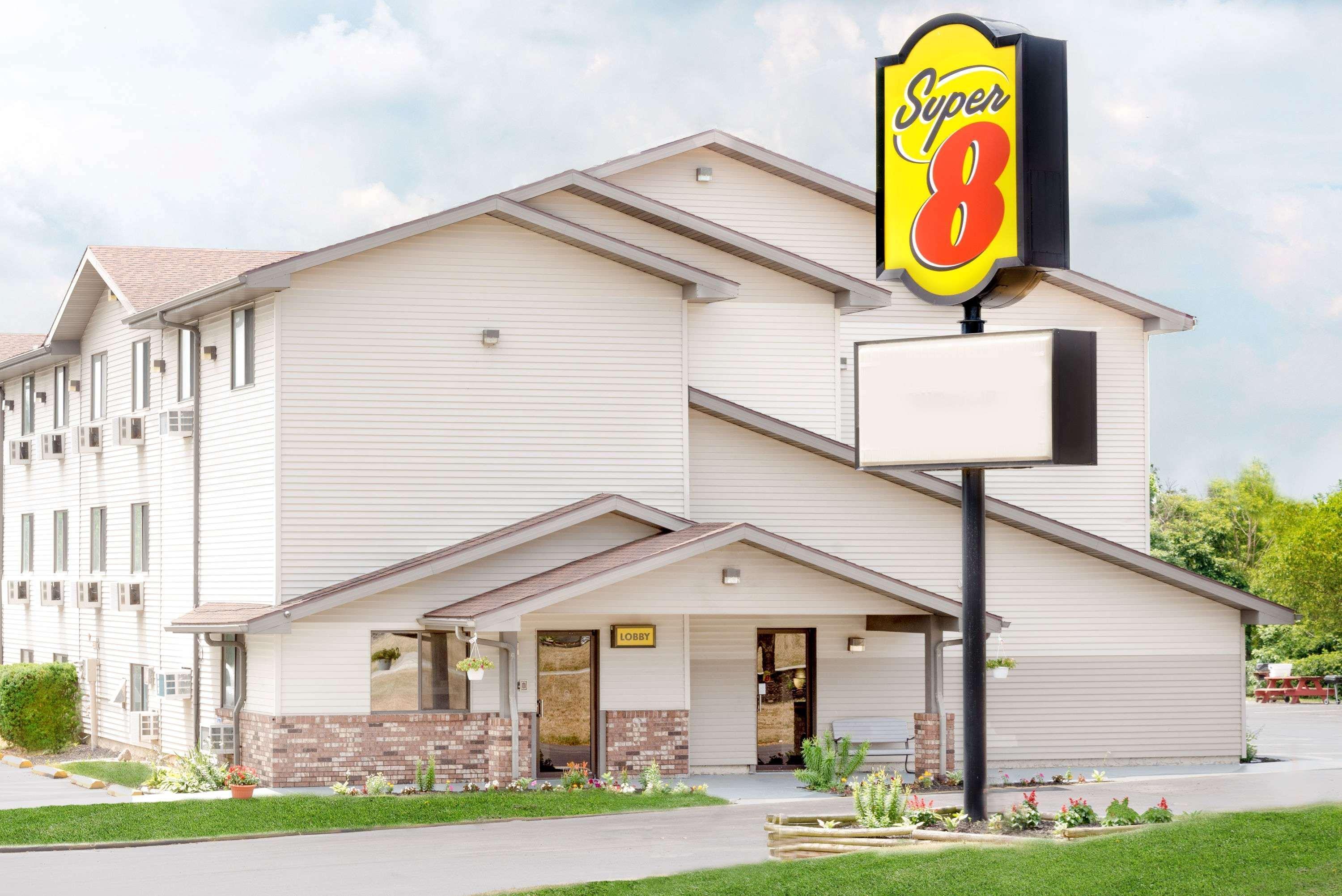 Super 8 By Wyndham Kent/Akron Area Bagian luar foto