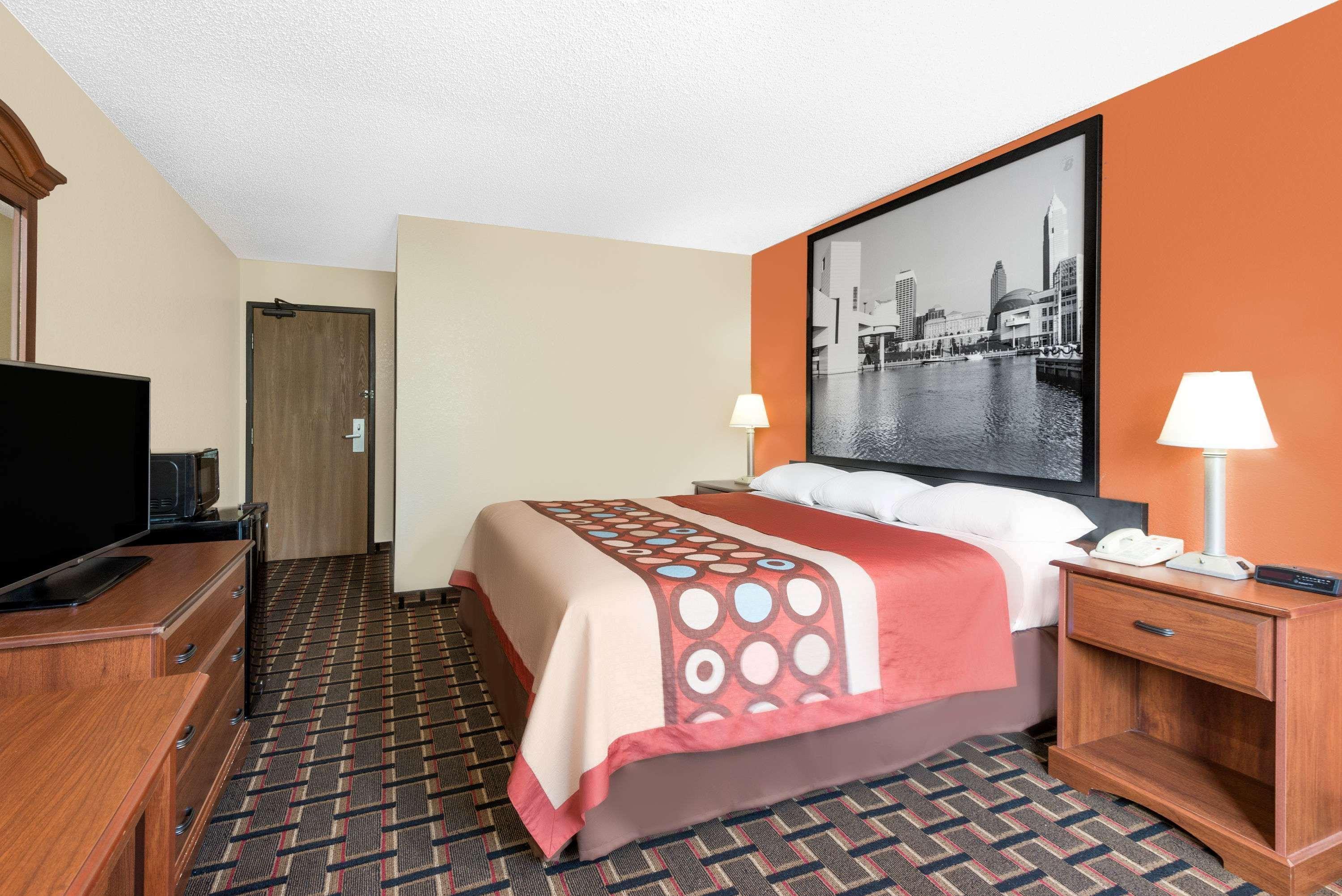 Super 8 By Wyndham Kent/Akron Area Bagian luar foto