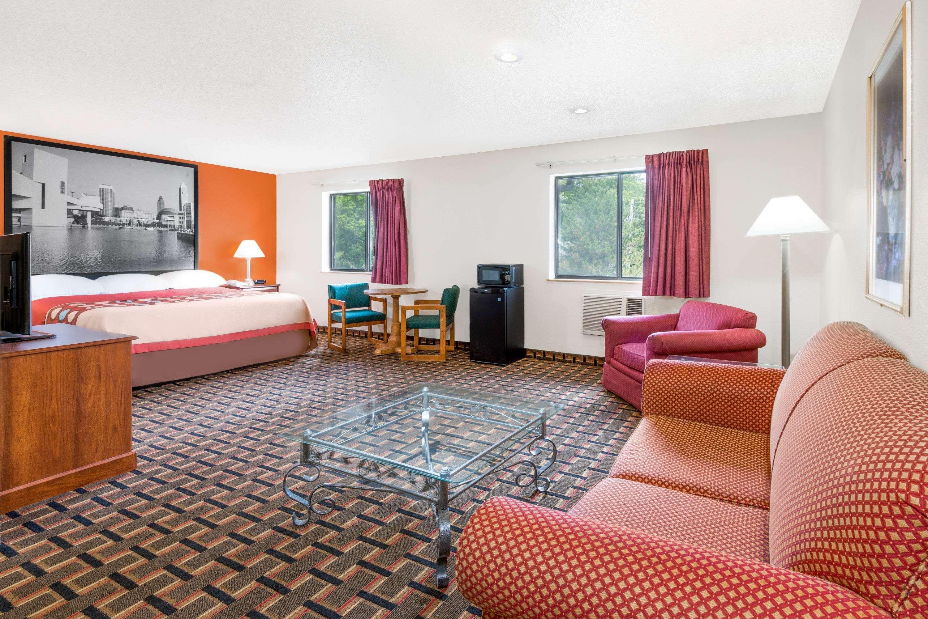 Super 8 By Wyndham Kent/Akron Area Bagian luar foto