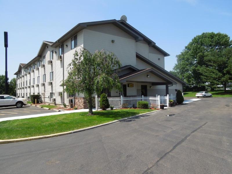 Super 8 By Wyndham Kent/Akron Area Bagian luar foto
