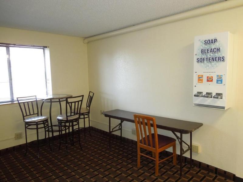 Super 8 By Wyndham Kent/Akron Area Bagian luar foto