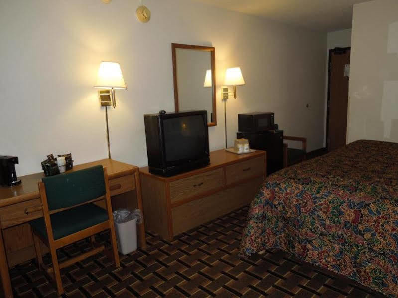 Super 8 By Wyndham Kent/Akron Area Bagian luar foto