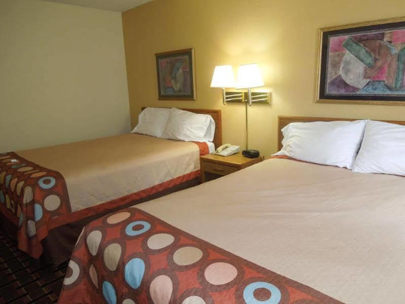Super 8 By Wyndham Kent/Akron Area Bagian luar foto