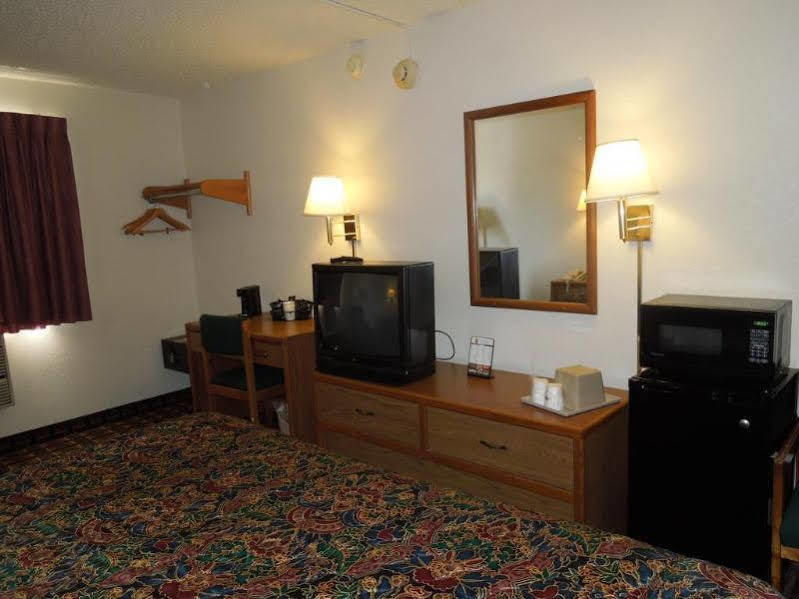 Super 8 By Wyndham Kent/Akron Area Bagian luar foto