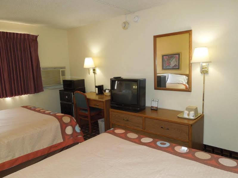 Super 8 By Wyndham Kent/Akron Area Bagian luar foto