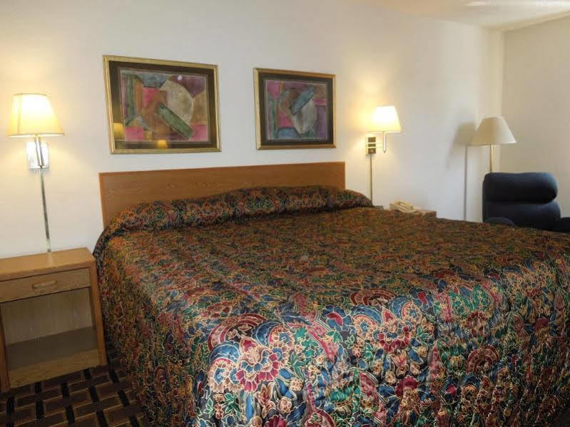 Super 8 By Wyndham Kent/Akron Area Bagian luar foto